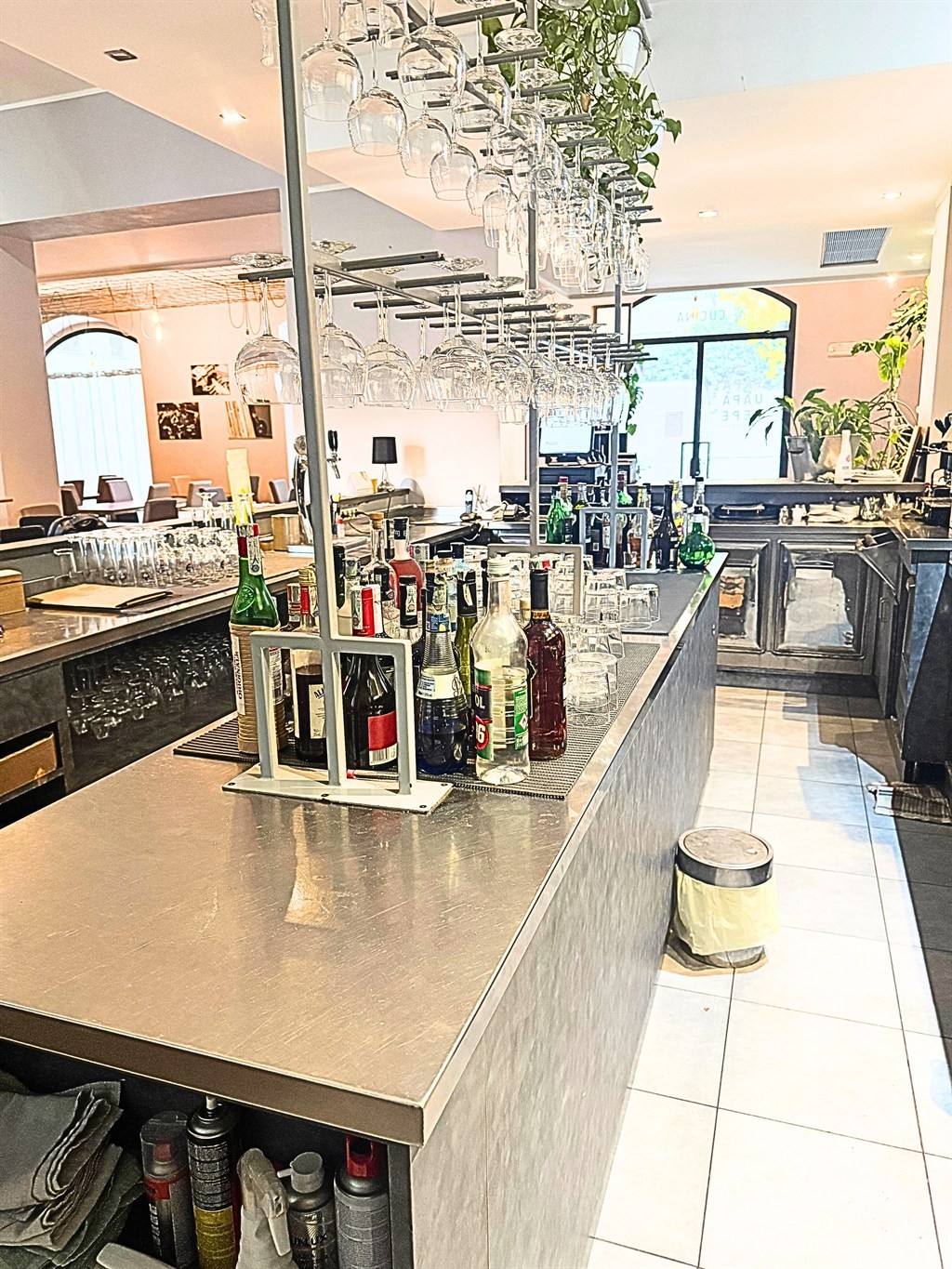 NEGOZIO ARREDATO E PREDISPOSTO PER RISTORANTE