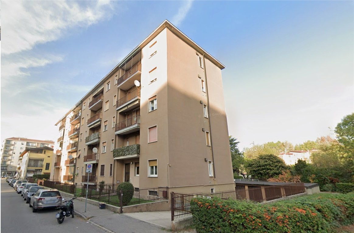 Monza via Gallarana - VENDESI appartamento 4 locali  e servizi