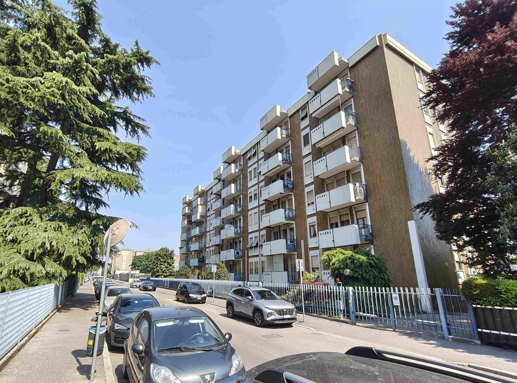 MONZA San Giuseppe - ottimo plurilocale al piano alto con box