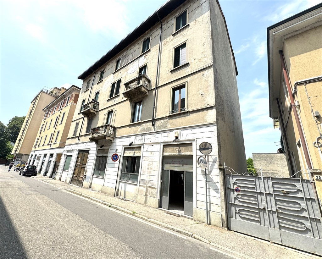 MONZA  - VENDESI NEGOZIO/RISTORANTE PIZZERIA