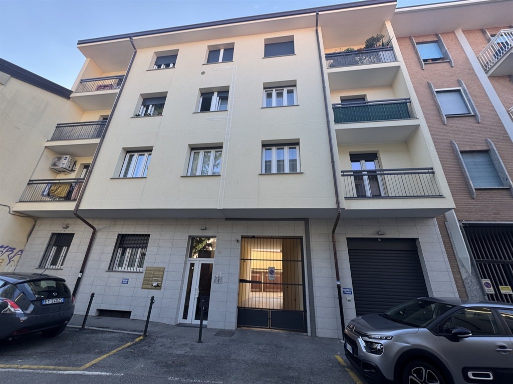 monza centro  affittasi NEGOZIO/UFFICIO  una vetrina